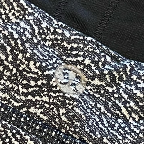 Lululemon black white scoopneck sports bra with adjustable straps size 6 - Picture 3 of 4